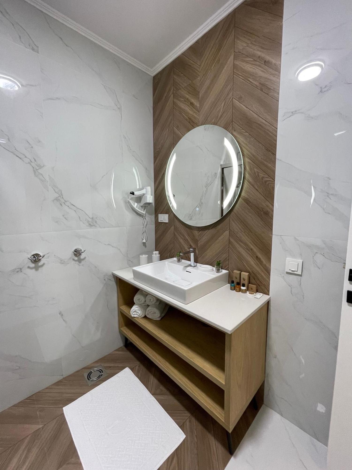 Hotel Maraj 울친 외부 사진