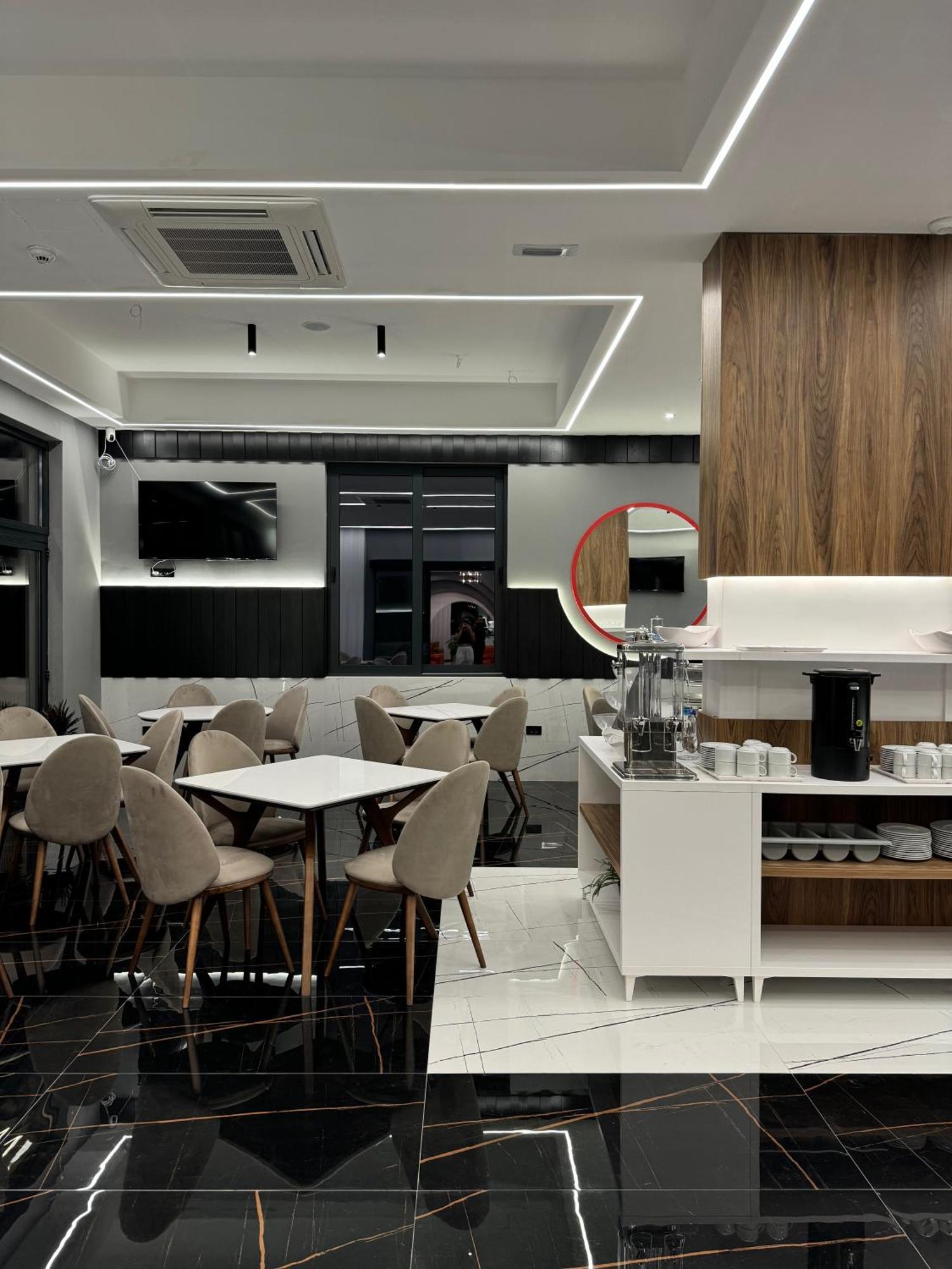 Hotel Maraj 울친 외부 사진